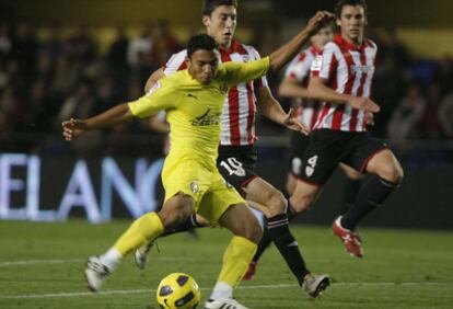 Jefferson Montero, perseguido por De Marcos en el partido de ida del Athletic en Villarreal.