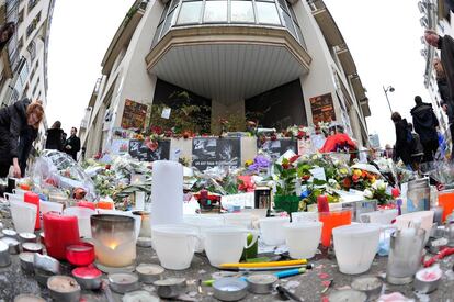 Flores frente a las oficinas de la revista satírica francesa 'Charlie Hebdo' .