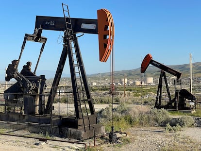 Equipo de perforación petrolífera cerca de Fellows (California, EE UU).