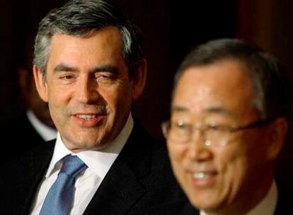 El primer ministro británico, Gordon Brown, y el secretario general de la ONU, Ban Ki-moon, ayer en la sede de la organización en Nueva York.