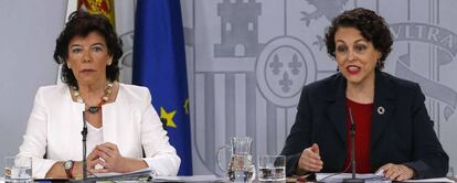 La ministra Portavoz Isabel Celaá y la ministra de Trabajo Magdalena Valerio (derecha), durante la rueda de prensa celebrada tras el Consejo de MInistros, este viernes en el palacio de la Moncloa.