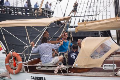 Varias personas toman cerveza en una embarcación privada durante la recreación de la expedición de Magallanes y Elcano.