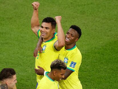 -FOTODELDÍA- GR1032. DOHA (CATAR), 28/11/2022.- Casemiro (arriba) celebra su gol hoy, en un partido de la fase de grupos del Mundial de Fútbol Qatar 2022 entre Brasil y Suiza en el estadio 974 en Doha (Catar). EFE/ Alberto Estevez
