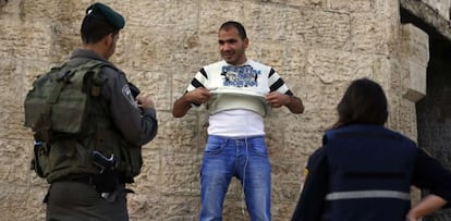 La policía resgistra a un palestino en la puerta de Damasco de Jerusalén.