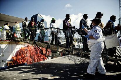 Migrantes subsaharianos llegando a Porto Empedocle (Sicilia). / Claudio Álvarez