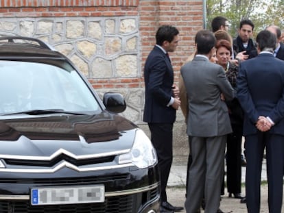 Coche oficial en un acto del presidente regional, Ignacio Gonz&aacute;lez.