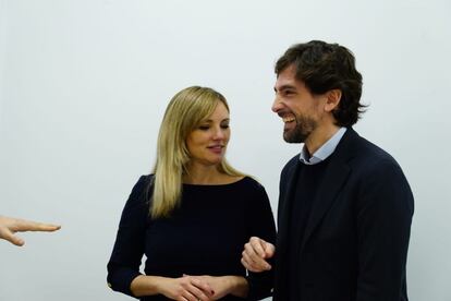 Patricia Guasp y Adrián Vázquez, tras la celebración del primer debate, el miércoles, en Barcelona.