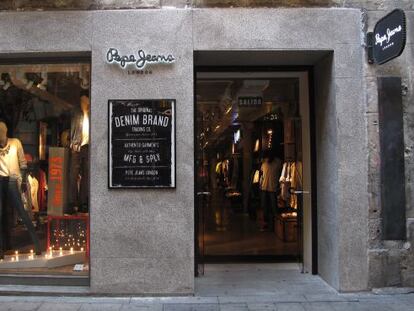 Escaparate de una tienda de Pepe Jeans en la calle Fuencarral de Madrid.