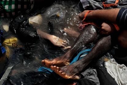 Cuerpos de personas provenientes de Libia que perdieron la vida a bordo de un bote en el Mediterráneo, el 5 de octubre.