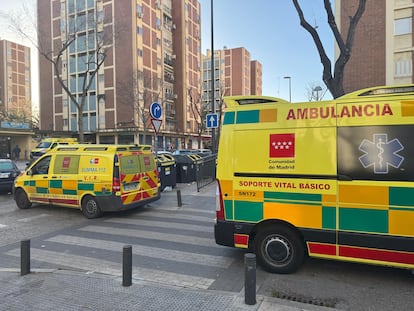 Las ambulancias del Summa 112 a las puertas del domicilio en el que se ha producido la agresión.