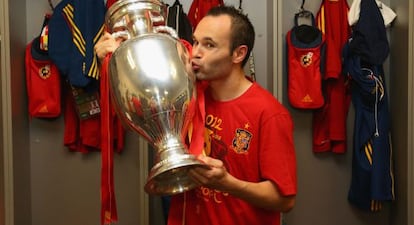 Iniesta besa la Copa en Kiev.