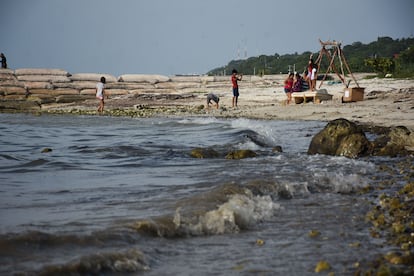 El derrame constituye un riesgo para diferentes especies marinas, como la tortuga lora y el langostino, así como para los manglares de la región. En la imagen, restos de combustóleo en el mar y la arena de Campeche. 