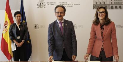 Silvia Lazcano, presidenta de la Plataforma Tecnológica Aeroespacial Española (PAE), Antonio González, presidente de la Plataforma Tecnológica Española del Hidrógeno y las Pilas de Combustible (PTE HPC) e Isabel Pardo de Vera, la secretaria de Estado de Transportes, Movilidad y Agenda Urbana.