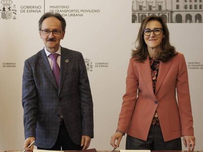 Silvia Lazcano, presidenta de la Plataforma Tecnológica Aeroespacial Española (PAE),  Antonio González, presidente de la Plataforma Tecnológica Española del Hidrógeno y las Pilas de Combustible (PTE HPC) e Isabel Pardo de Vera, la secretaria de Estado de Transportes, Movilidad y Agenda Urbana.