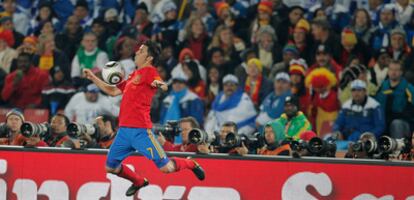 El delantero de la selección española, David Villa, controla un balón durante el partido frente a Honduras. Villa ha marcado los dos goles de la victoria de <i>La Roja</i>.