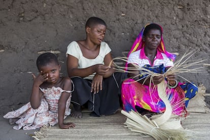Tanzania. Fatuma (en el centro), quien perdio a su bebé poco después del parto, posa junto a otros miembros de su familia. La mortalidad infantil en el país es muy elevada: 26 de cada mil nacidos muere en el pirmer día de vida.