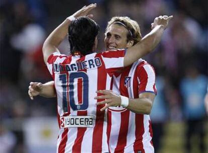 Agüero y Forlán celebran uno de los goles del encuentro.