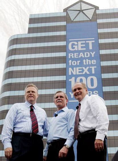 En la imagen, de izquierda a derecha, el vicepresidente del Grupo Chrysler, Tom LaSorda, el presidente de UAW, Ron Gettelfinger y el recién nombrado director ejecutivo del Grupo, Robert Nardelli, posando junto al recuperado logo de la compañía formado por una estrella y un pentágono.