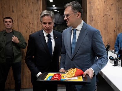El ministro de Exteriores ucranio, Dmytro Kuleba, y el secretario de Estado estadounidense, Antony Blinken, recogen un pedido en un McDonald's de Kiev, la semana pasada.