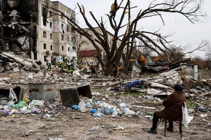 Antonina Kaletnik espera que los servicios de emergencias saquen el cuerpo de su hijo, que ha quedado atrapado entre los escombros de un edificio en Borodianka, una pequeña localidad al noroeste de Kiev. La Unión Europea ha congelado hasta la fecha activos de oligarcas y entidades de Rusia y Bielorrusia por valor de cerca de 30.000 millones de euros, en aplicación de las sanciones impuestas por la invasión de Ucrania, informó la Comisión Europea el viernes en un comunicado.