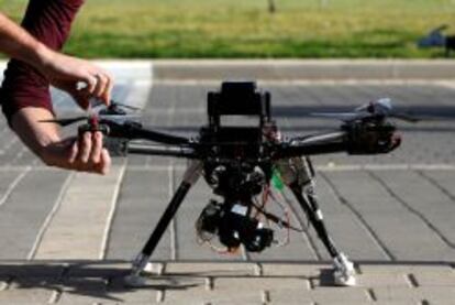 Una persona prepara un dron antes de que inicie su vuelo.