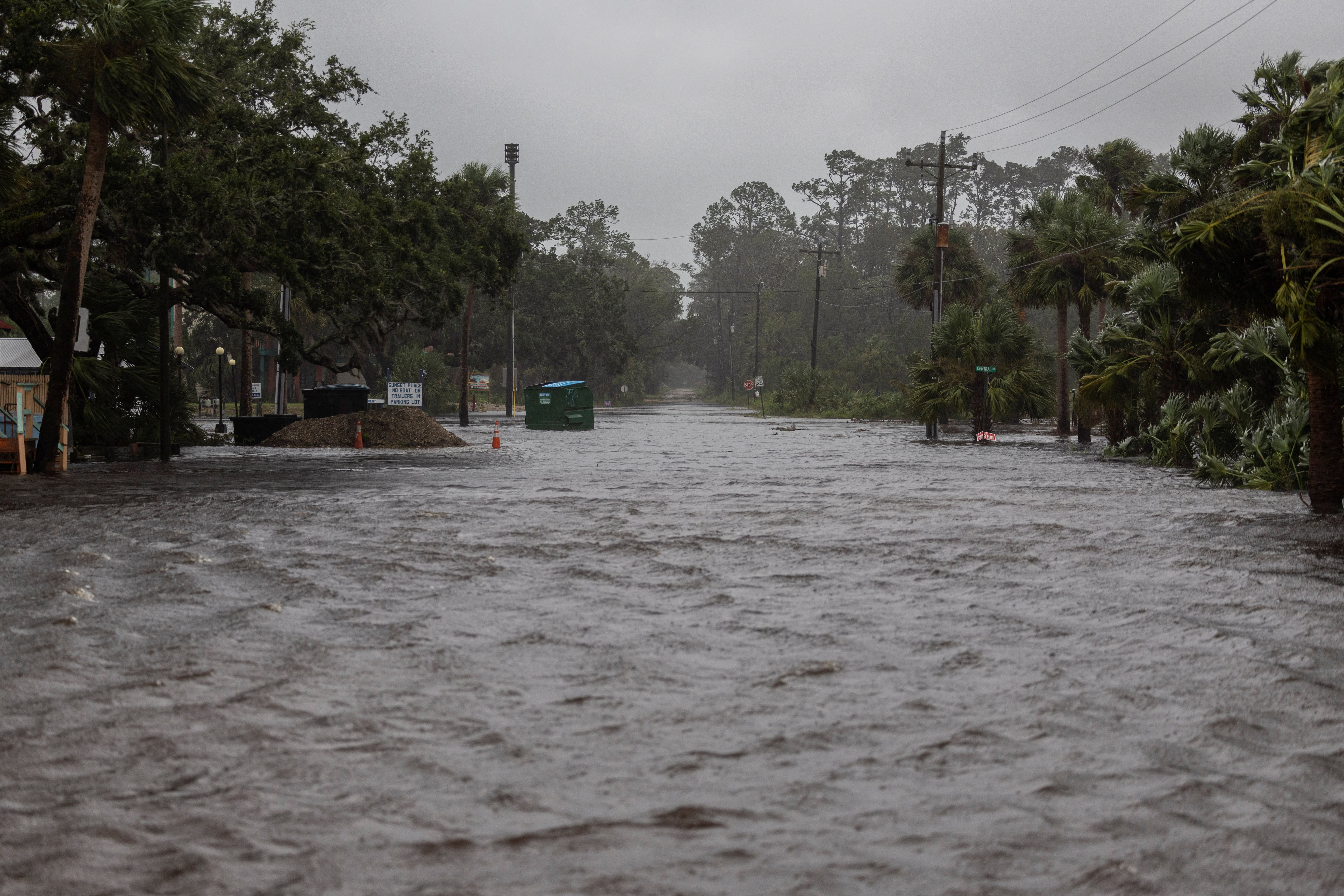 El huracán Debby toca tierra en Florida y moviliza al sureste de Estados Unidos