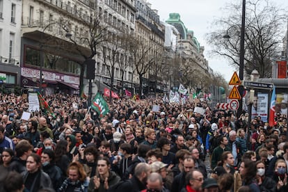 Miles de personas participan en una manifestación contra la reforma de las pensiones aprobada por el Gobierno, este jueves en París.