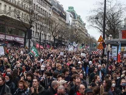 Miles de personas participan en una manifestación contra la reforma de las pensiones aprobada por el Gobierno, este jueves en París.