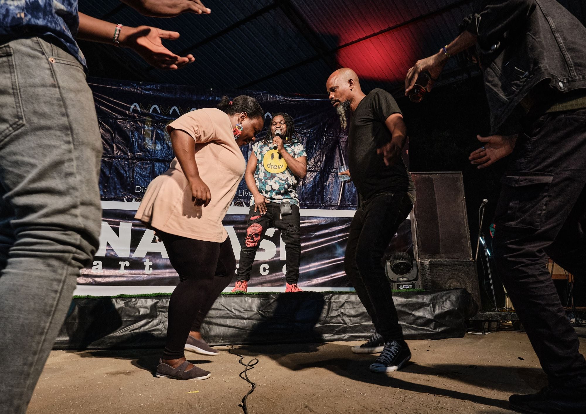 El artista residente Vita Malulu, durante un concierto de la música nacional, singeli, con Easy Man como protagonista del evento, el pasado 20 de abril.