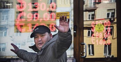 Un hombre, ante una casa de cambio de valores en Moscú
