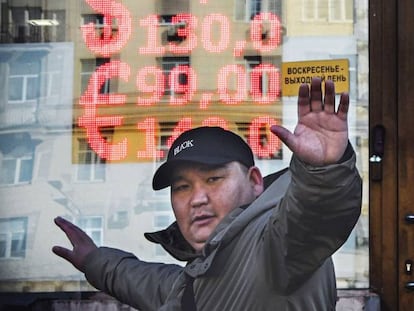Un hombre, ante una casa de cambio de valores en Moscú