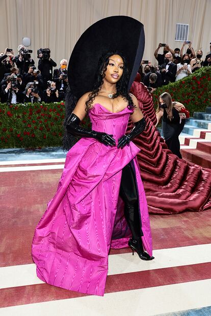 La cantante SZA se decantó también por el fucsia, uno de los colores de la noche. Vivienne Westwood es la creadora de su estilismo.