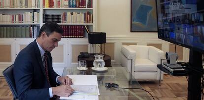 El presidente del Gobierno, Pedro Sánchez, en una videoconferencia europea.