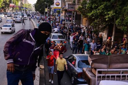 Una manifestaci&oacute;n en el barrio cairota de Dokki contra la entrega de las islas del Mar Rojo