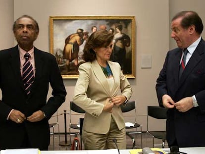 De izquierda a derecha, Gilberto Gil, Carmen Calvo y el embajador de Francia en España, Claude Blanchemaison, ayer en el Museo del Prado.