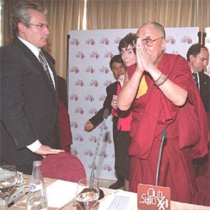 El Dalai Lama, junto al juez Baltasar Garzón, a su llegada al Club Siglo XXI, donde pronunció una conferencia.