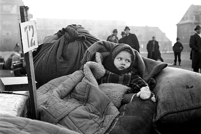 Alemania, 1946. Una niña desplazada, envuelta en mantas y sentada sobre un montículo de pertenencias, espera para continuar su viaje a casa.
