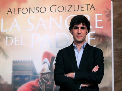 El escritor Alfonso Goizueta, posa junto a la portada de su libro durante la presentación en Madrid de los premios Planeta, el miércoles pasado.