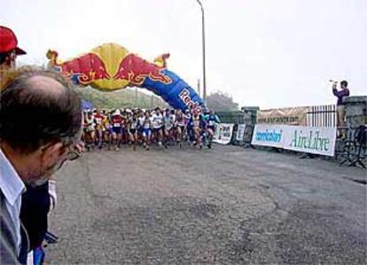 Los corredores toman la salida del Maratón Alpino Madrileño.