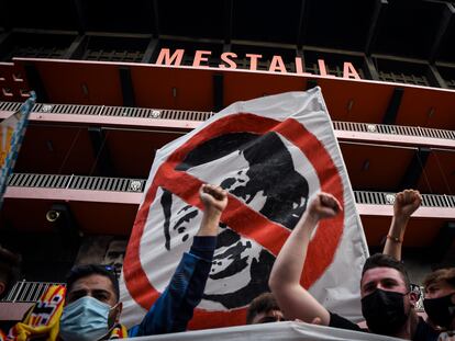 Aficionados del Valencia participan en una concentración contra la gestión de Peter Lim este sábado a las puertas de Mestalla.