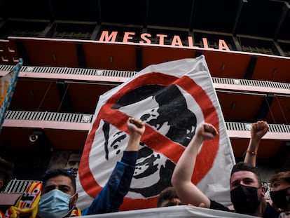 Aficionados del Valencia participan en una concentración contra la gestión de Peter Lim este sábado a las puertas de Mestalla.