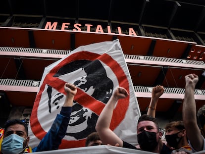 Aficionados del Valencia participan en una concentración contra la gestión de Peter Lim este sábado a las puertas de Mestalla.