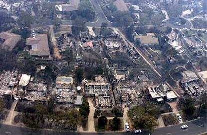 Aspecto de uno de los barrios de la capital australiana, con las casas totalmente devastadas por los incendios.