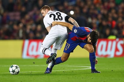 Andre Hahn del Borussia Moenchengladbach y Andre Gomes del Barcelona, durante el partido.