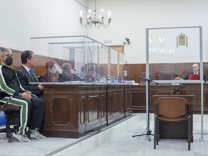 Bernardo Montoya (i), presunto autor del asesinato de Laura Luelmo, junto a su abogado, Miguel Rivera en la Audiencia Provincial de Huelva, momentos antes de que se declarase el juicio cerrado a los medios.