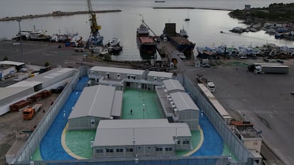 Vista aérea del campo de recepción para inmigrantes trasladados desde Italia y levantado en el puerto de Shengjin (Albania).