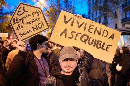 Varios manifestantes participan en la protesta para exigir una bajada de los alquileres y en defensa del derecho a la vivienda, en noviembre, en Barcelona.