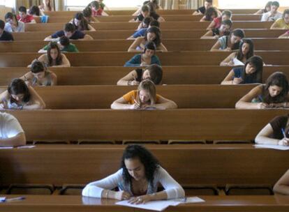 Estudiantes en el transcurso de las pruebas de selectividad celebradas en la Facultad de Medicina de la Universidad de Granada.