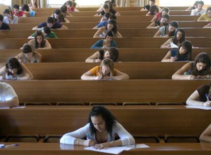 Estudiantes realizan las pruebas de selectividad en la Facultad de Medicina de la Universidad de Granada.