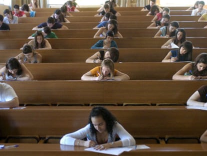 Estudiantes realizan las pruebas de selectividad en la Facultad de Medicina de la Universidad de Granada.